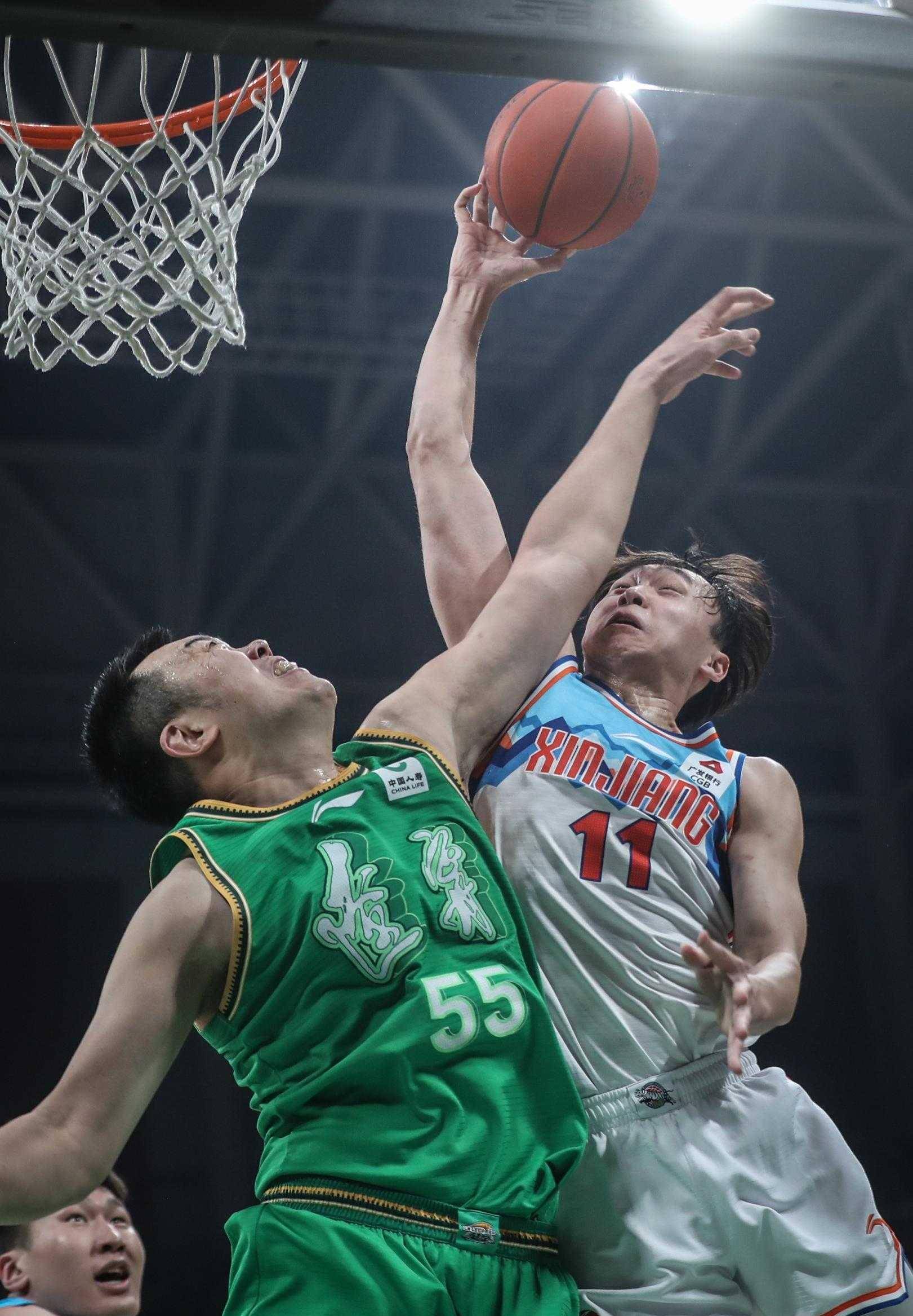 运动员们全神贯注,拼搏奋力,篮球比赛场面激昂澎湃 运动员们全神贯注,拼搏奋力,篮球比赛场面激昂澎湃