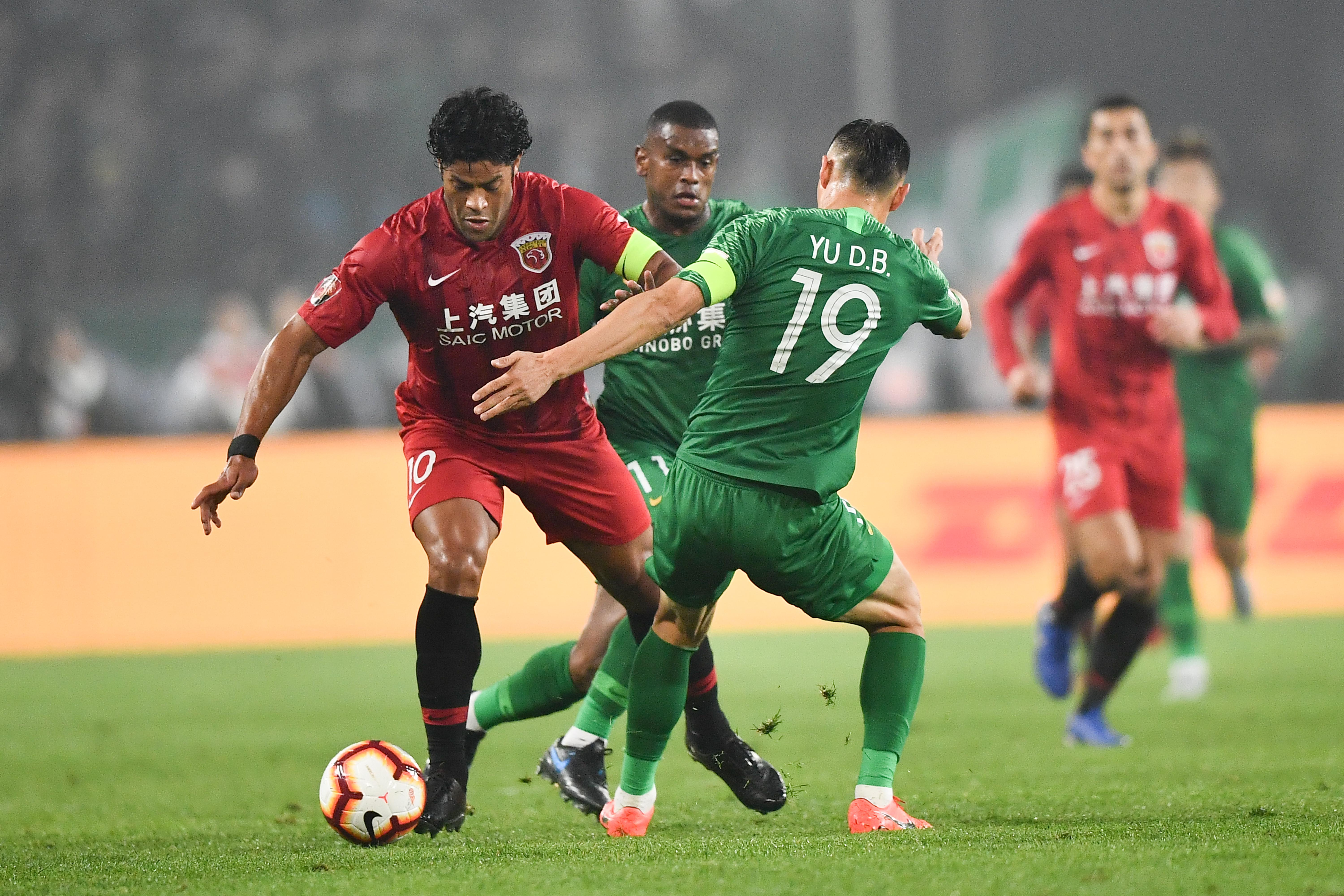 上海上港客场得胜，继续追击前列