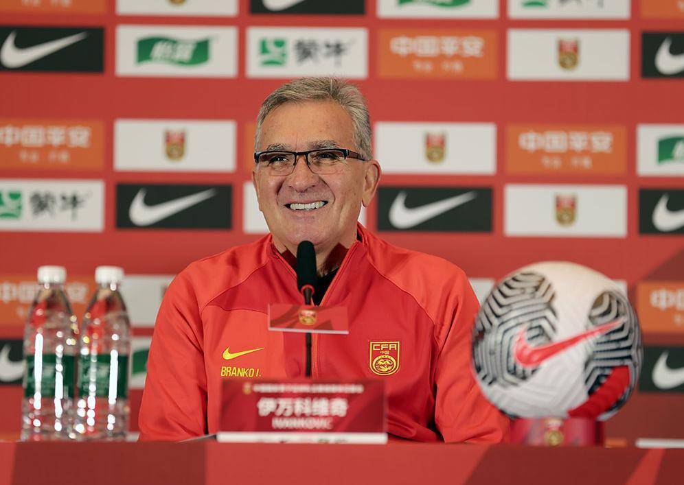 爱体育官方网站-球队主教练因病缺席关键比赛