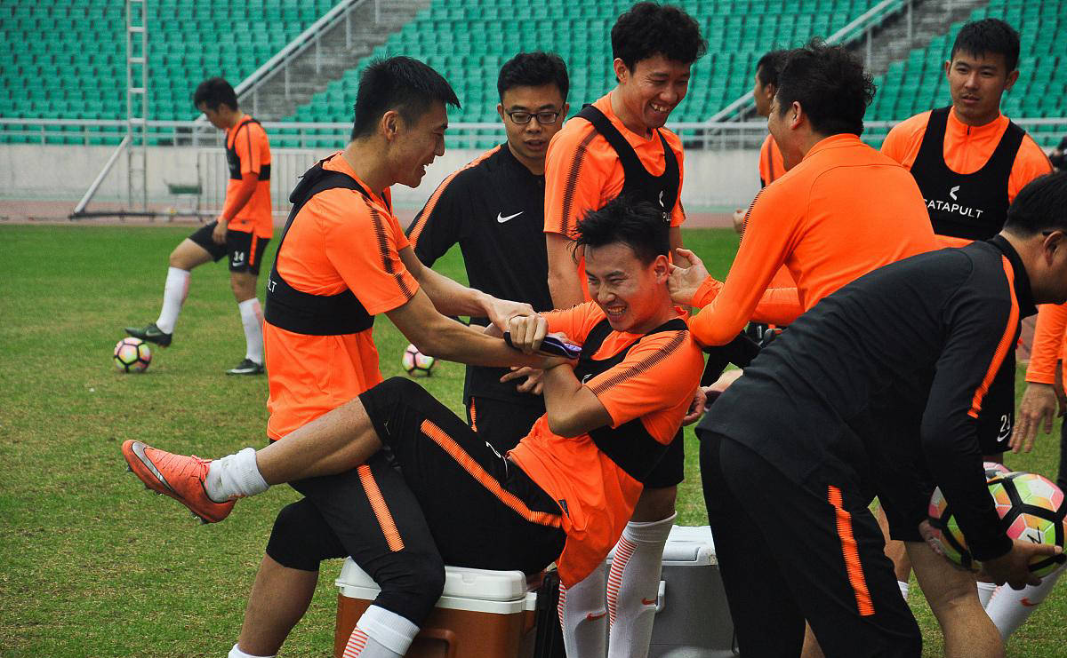 球队主教练因病缺席关键比赛