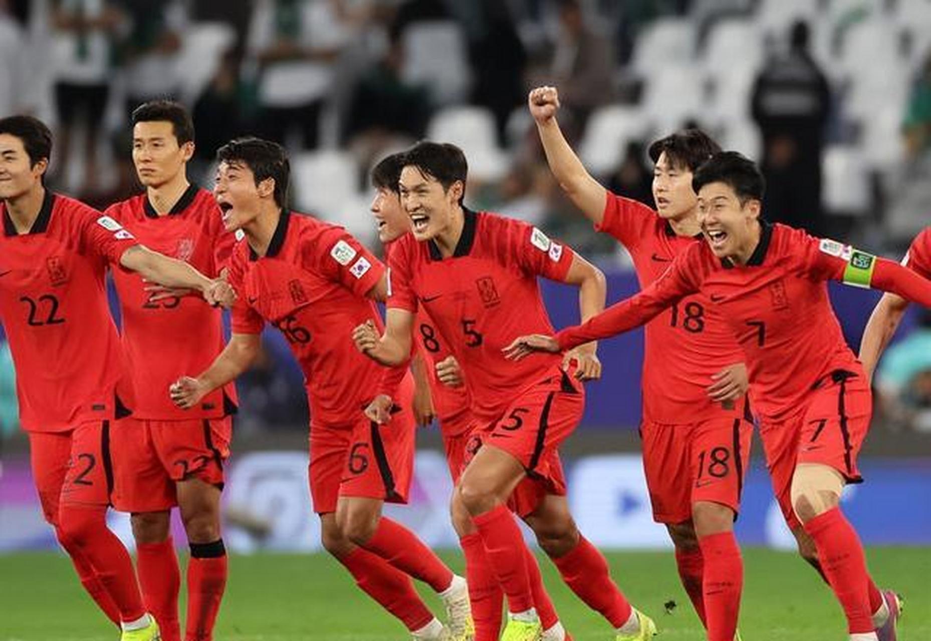 精彩对决！亚洲杯足球赛上演中国VS韩国