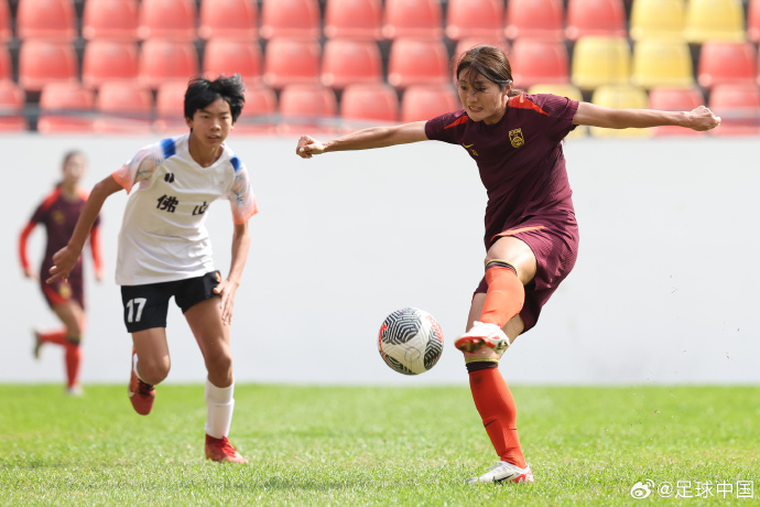 爱体育官方网站-足球场上，女队奋力拼搏