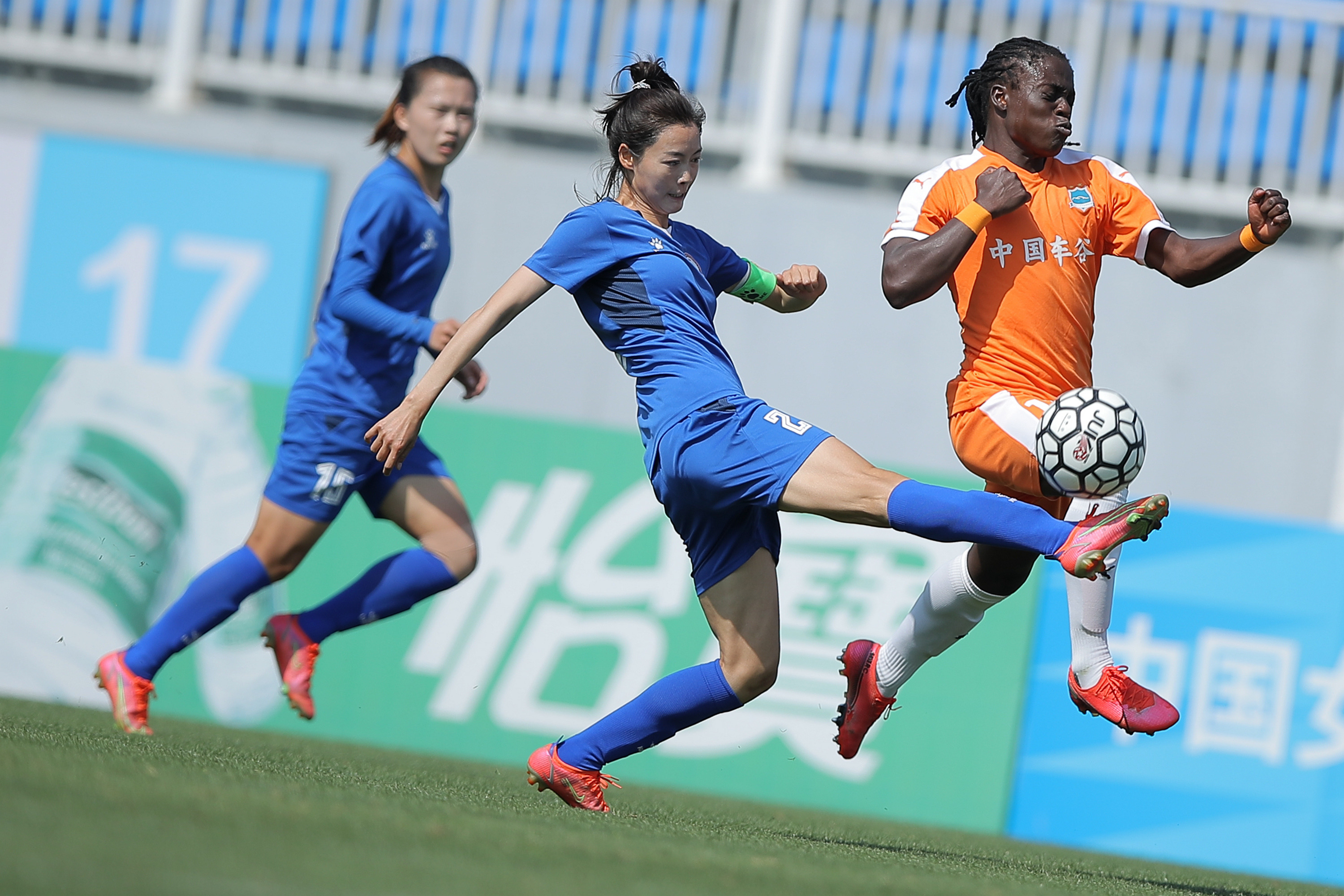 足球场上，女队奋力拼搏