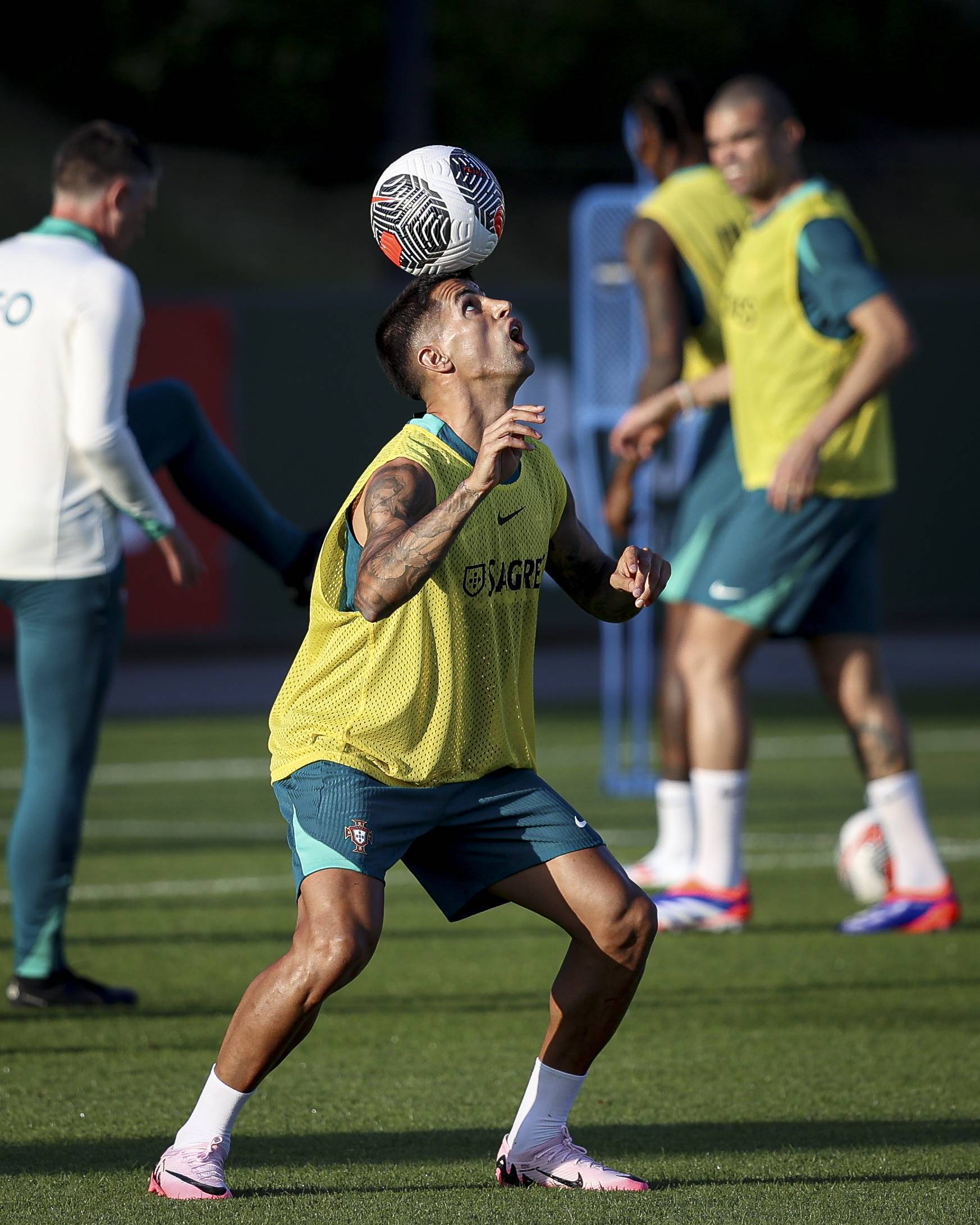 爱体育官网-葡萄牙球员入选欧洲联赛最佳阵容