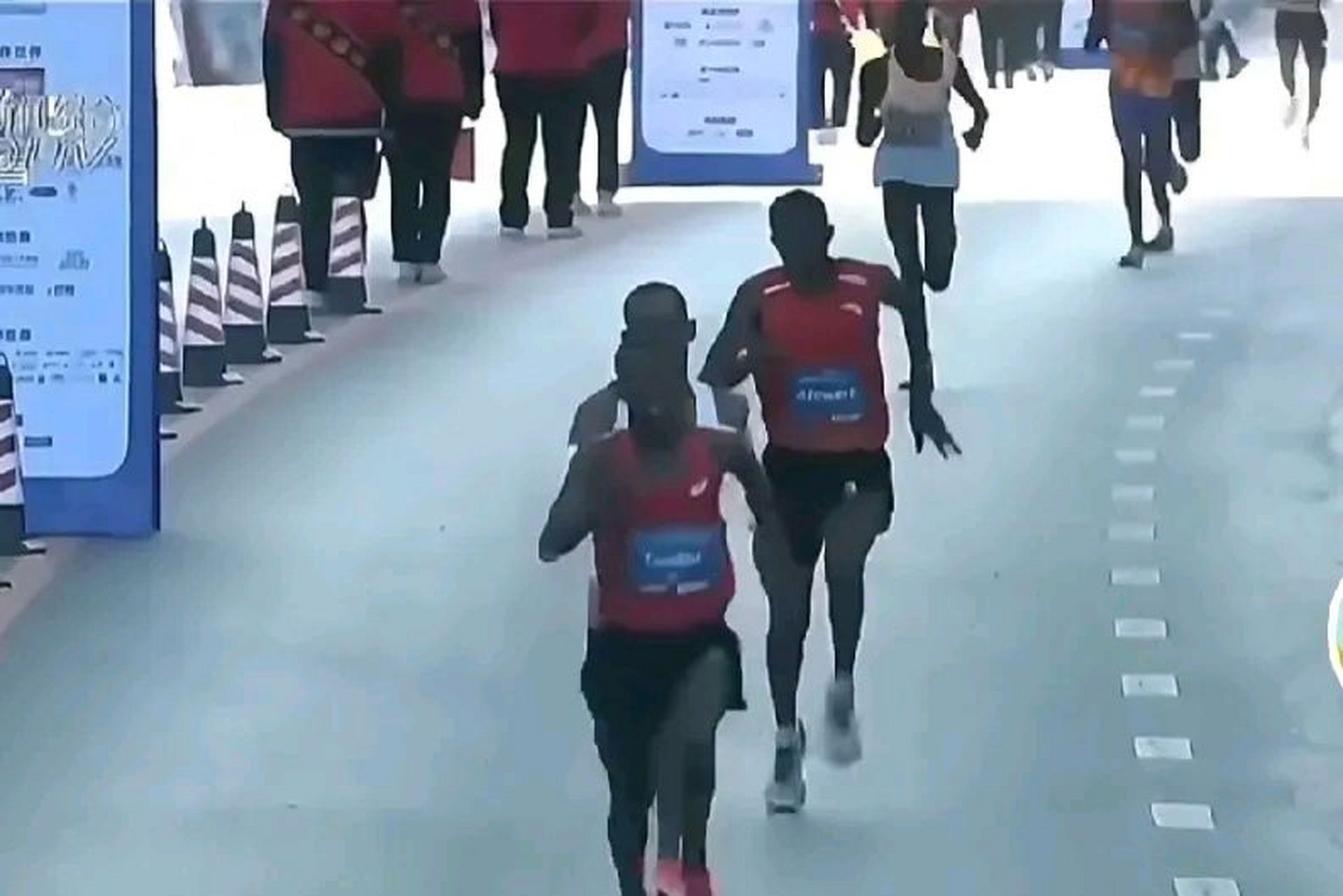 爱体育官网-竞技决胜，选手奋勇直前冲刺终点