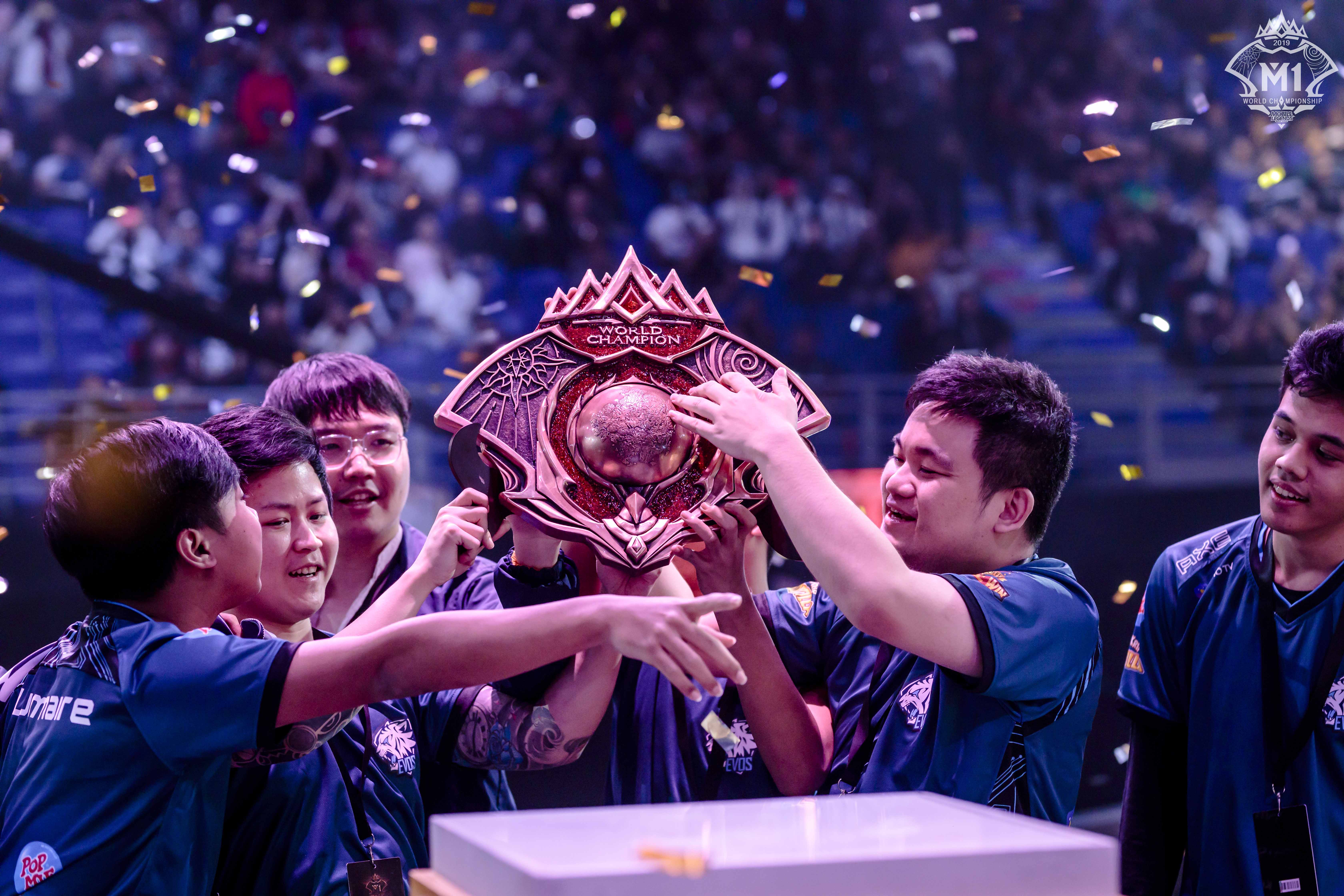 竞技决胜，选手奋勇直前冲刺终点