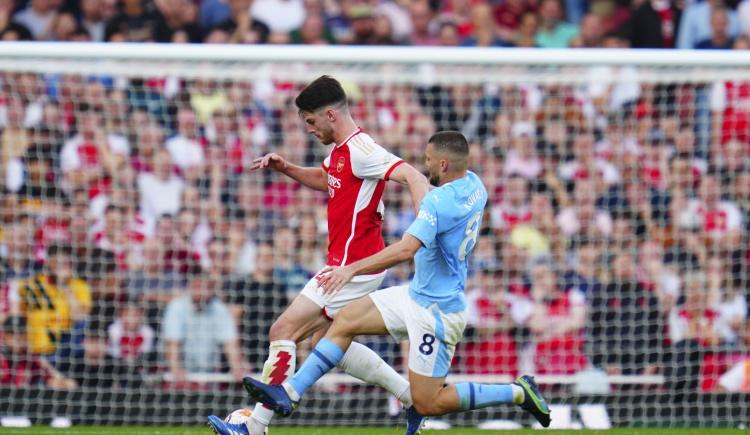 阿森纳中场传球连续，进攻火力不断