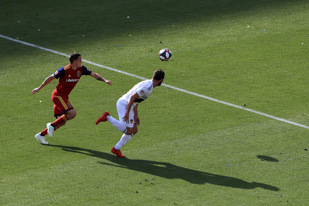 爱体育官网-意甲比赛中球员的强力射门，打破僵局取胜