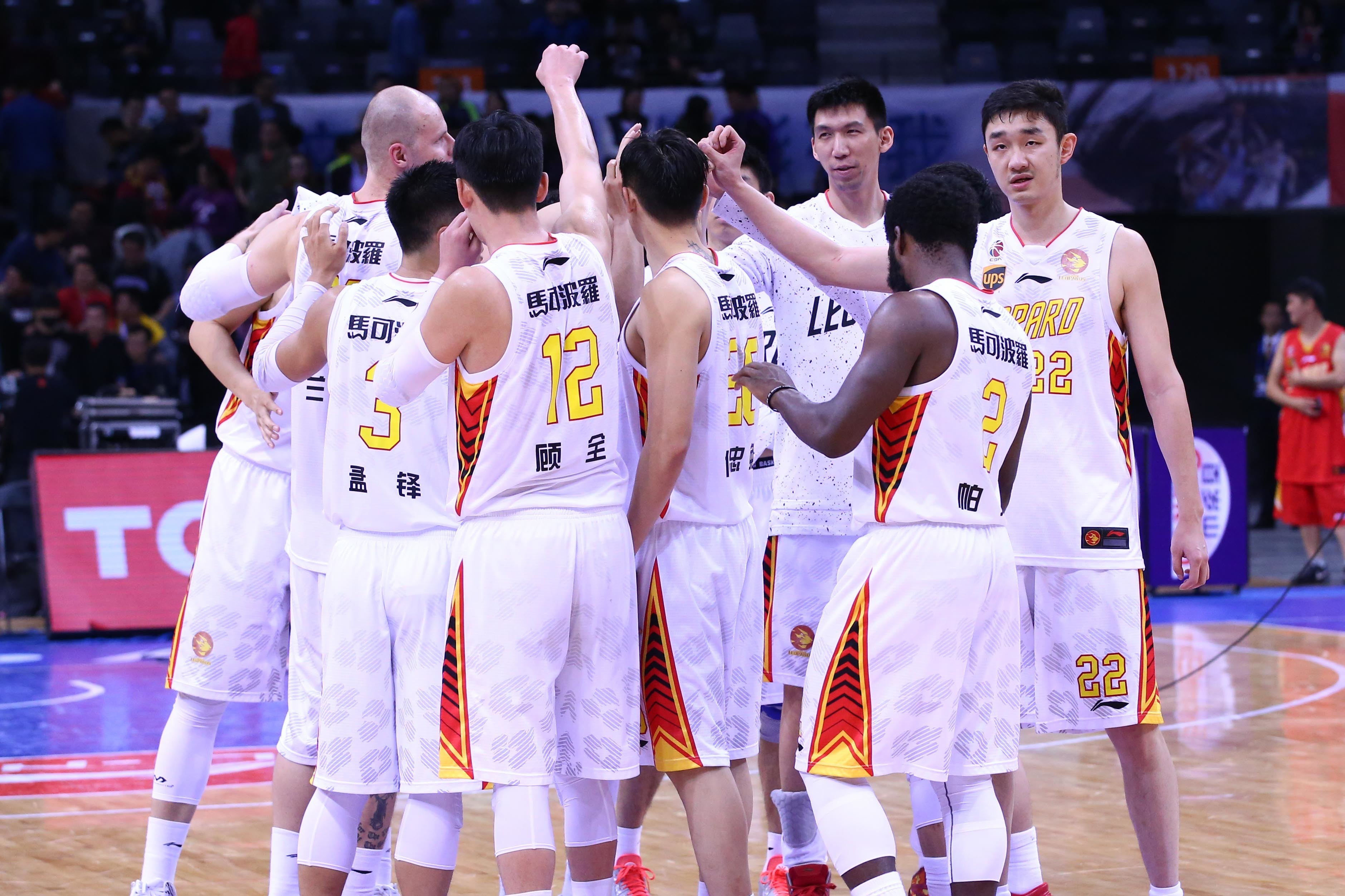 爱体育官方网站-球队前进不止，季后赛连胜逼近总冠军