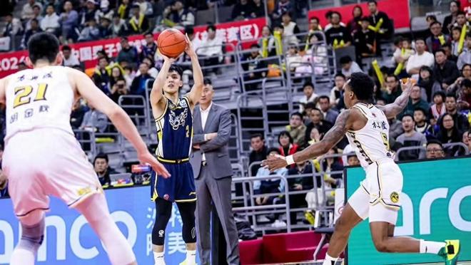 球队前进不止，季后赛连胜逼近总冠军