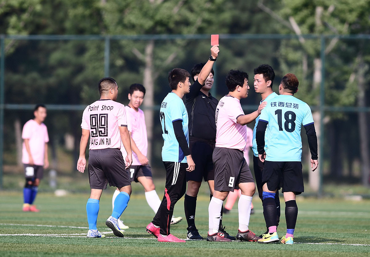 爱体育-国内足球巅峰对决现场，强者将逐鹿擂台