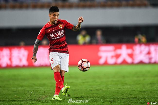 恒大主场大胜，雄踞榜首位置