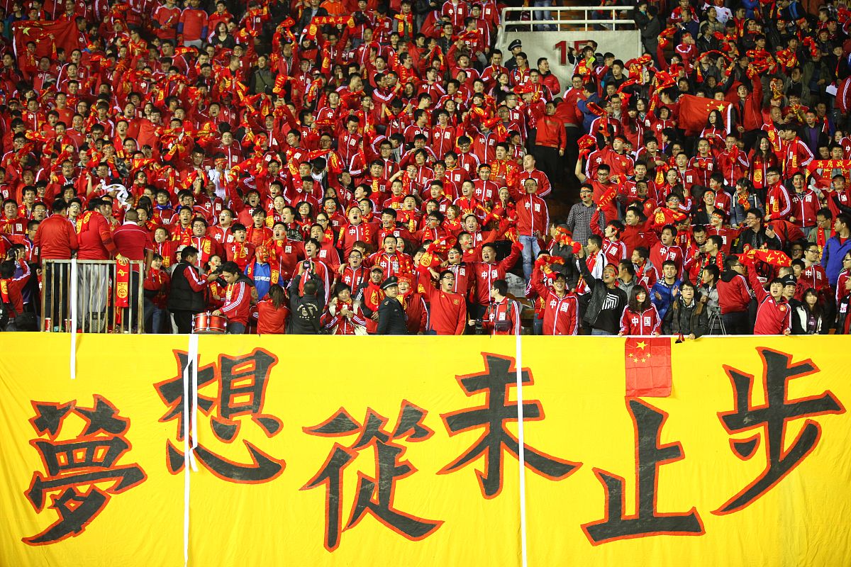 拼搏赛场上的英雄豪迈，为球队赢得胜利勇往直前