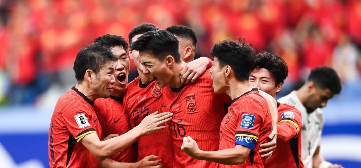 爱体育官方网站-足球联赛战况激烈，球员全力以赴奋勇拼搏