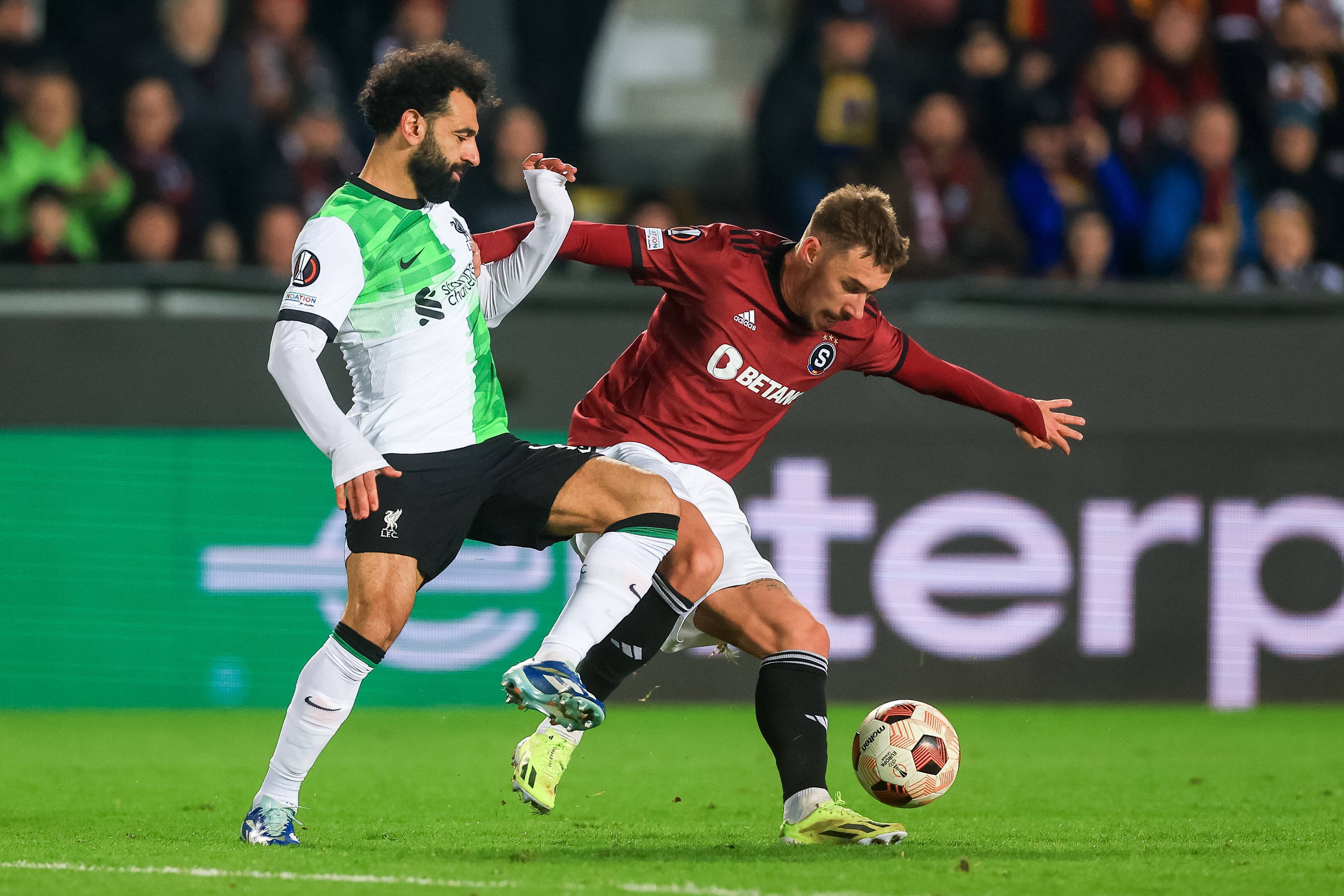 足球联赛战况激烈，球员全力以赴奋勇拼搏