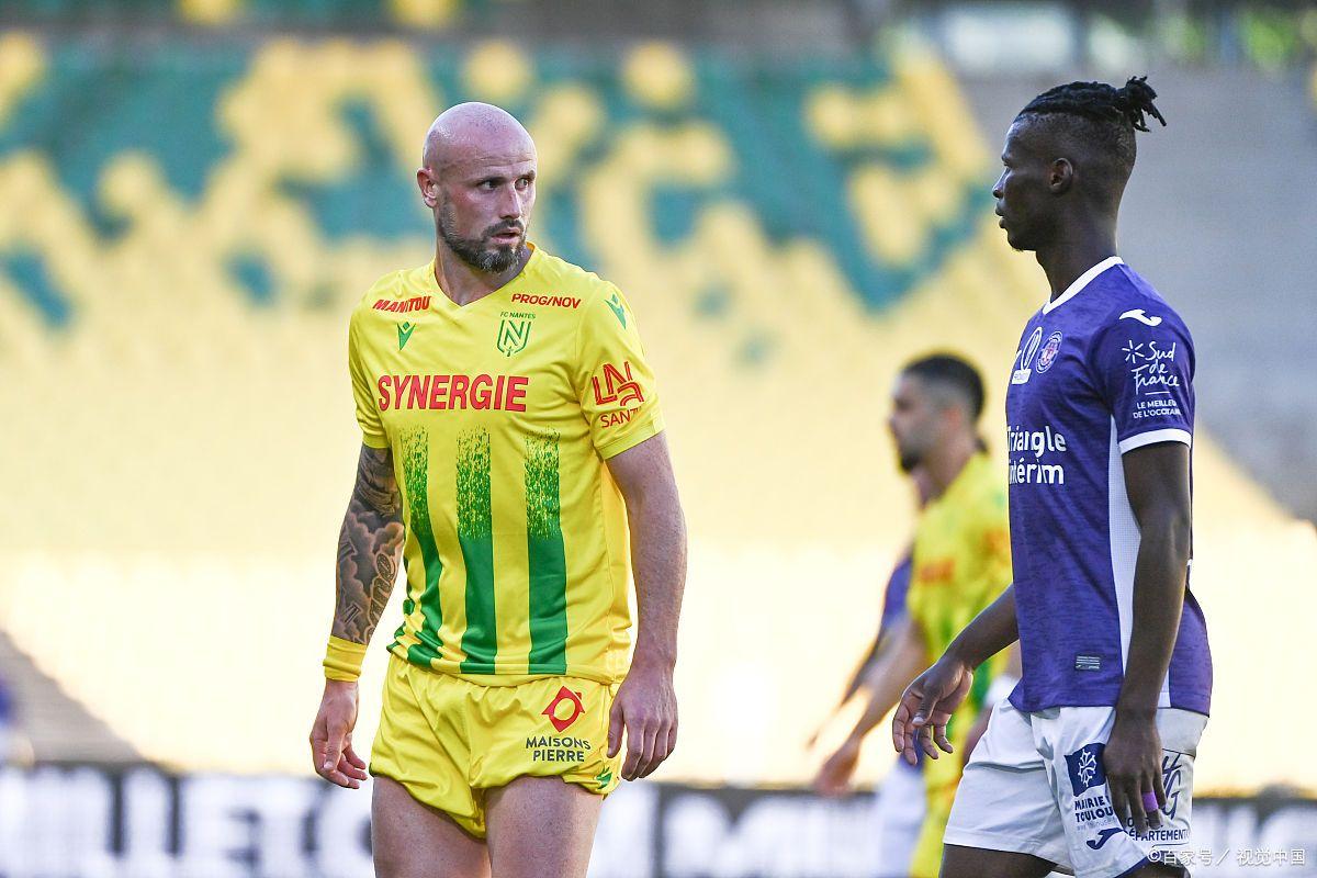 马赛后防失误频现,连续两场陷入失球困境 马赛后防失误频现,连续两场陷入失球困境