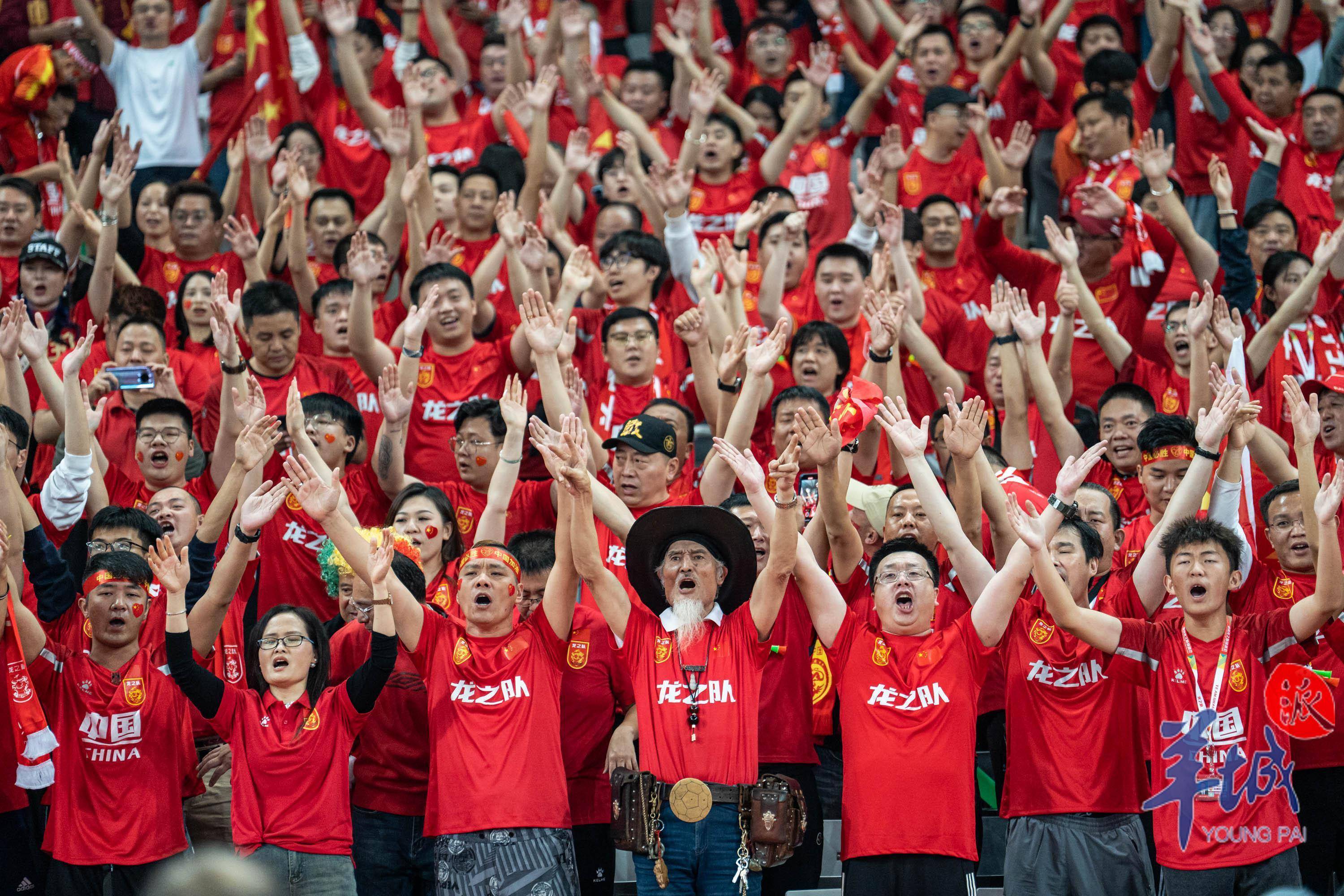 爱体育-体育盛事吸引众多粉丝，气氛热烈