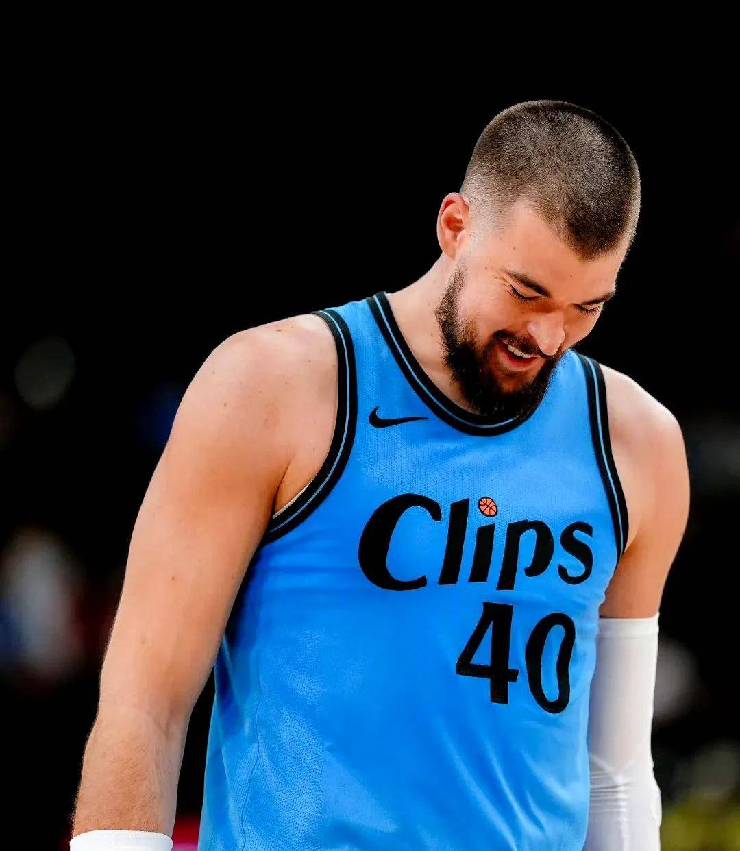 爱体育官方网站-快船击败黄蜂，十连胜锁定总榜榜首