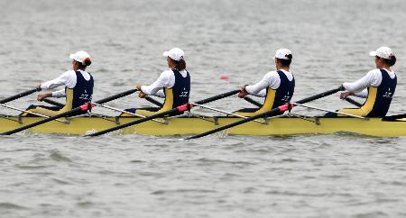 战胜筹码：意大利赛艇选手勇夺冠军