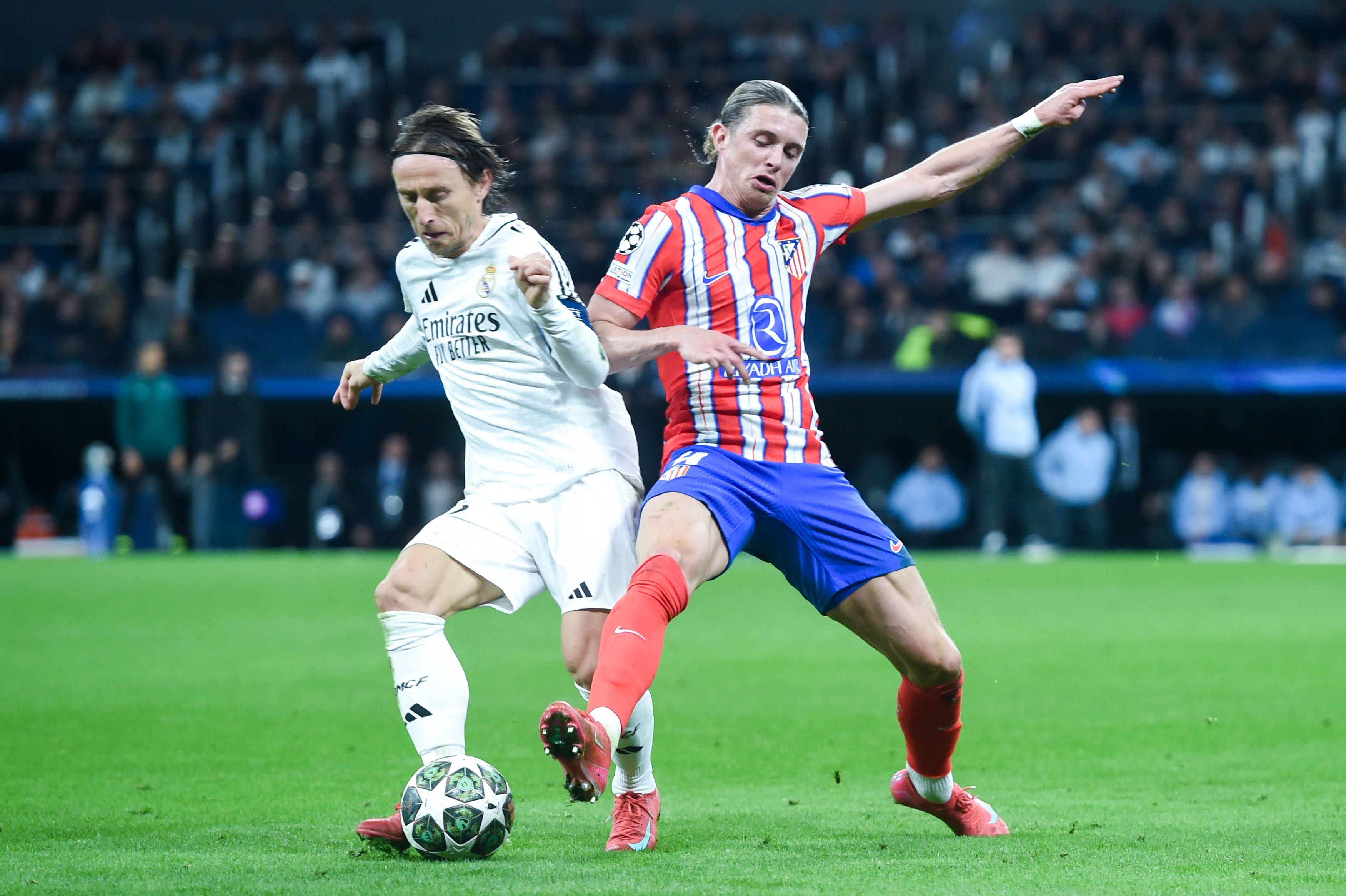 欧冠半决赛决战持续，激烈对决引爆球迷热情