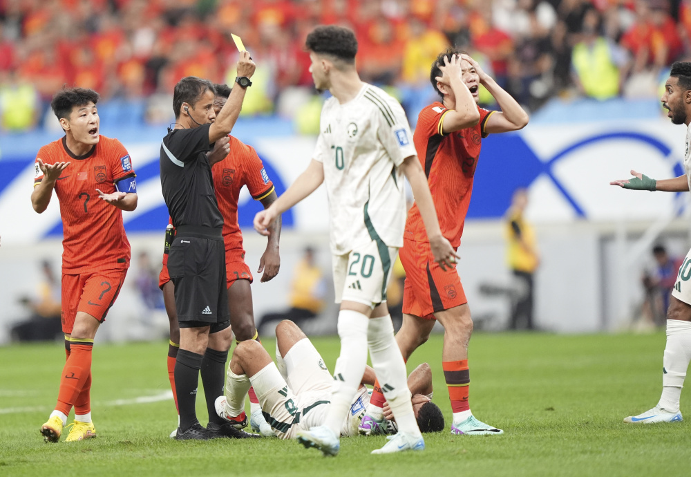 爱体育官网-国际足球比赛中球员表现不稳定