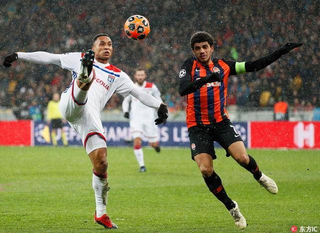 里昂防线失误频频,主帅寻求调整方案 里昂防线失误频频,主帅寻求调整方案