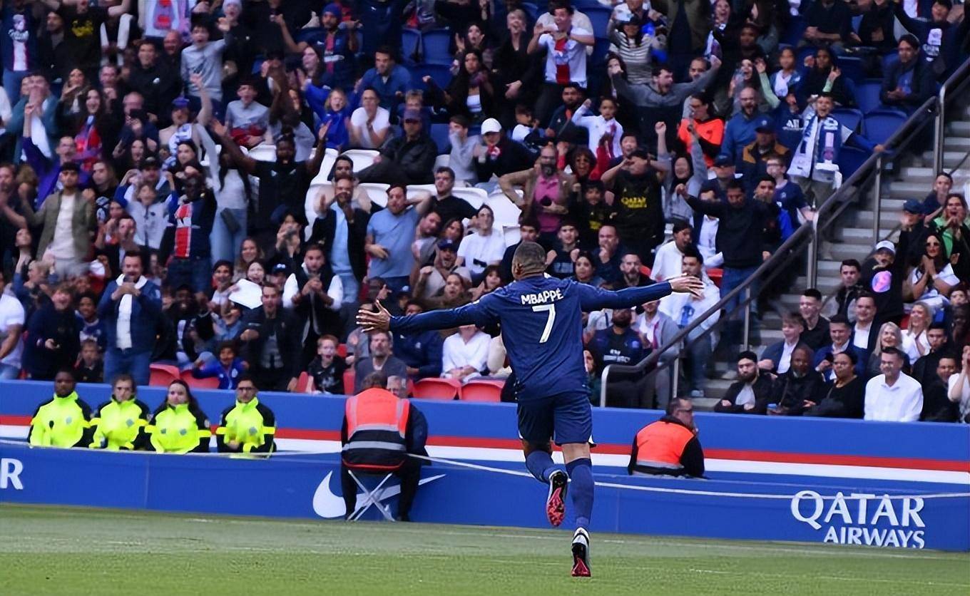 里昂主场大胜,继续领跑榜首 里昂主场大胜,继续领跑榜首