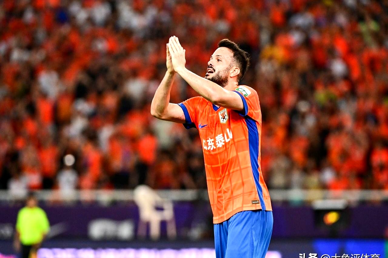 爱体育官方网站-前锋连续三场破门，霸气攻势展现全场