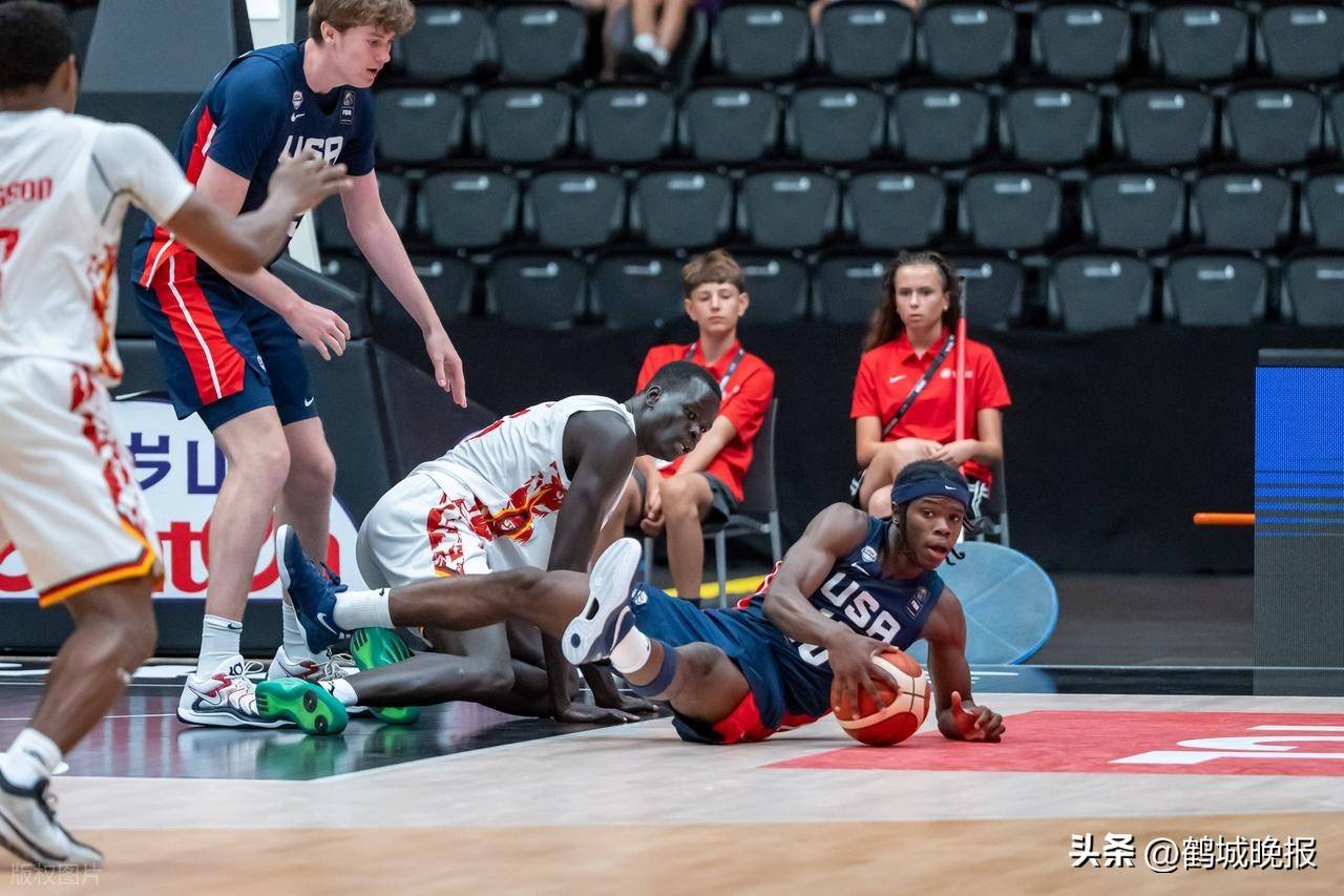 比赛中出现激烈肢体冲突,裁判被迫介入 比赛中出现激烈肢体冲突,裁判被迫介入