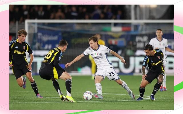 一场激烈的角逐中,球队最终以微弱优势获胜 一场激烈的角逐中,球队最终以微弱优势获胜